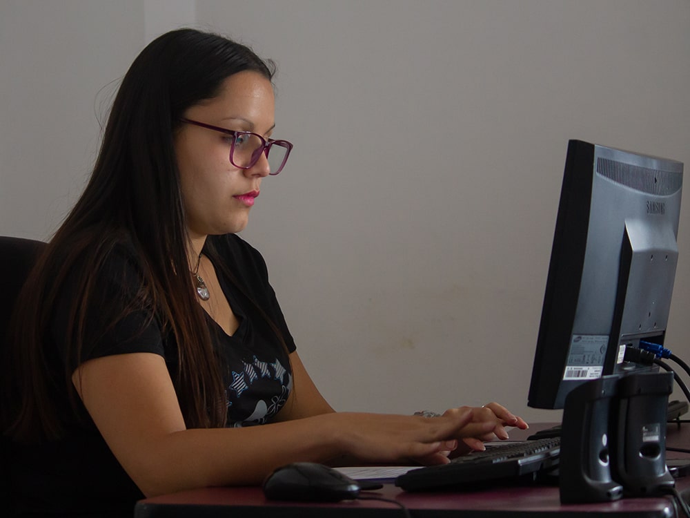 Mujer usando una computadora